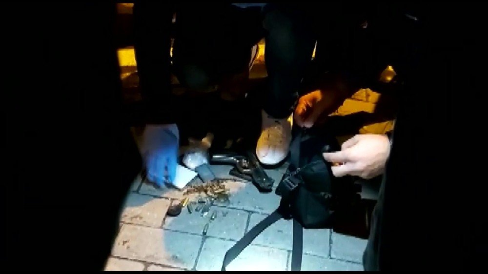 'Dur' ihtarına uymayan sürücü kaza yaptı! Yola attığı çantada uyuşturucu ve silah çıktı