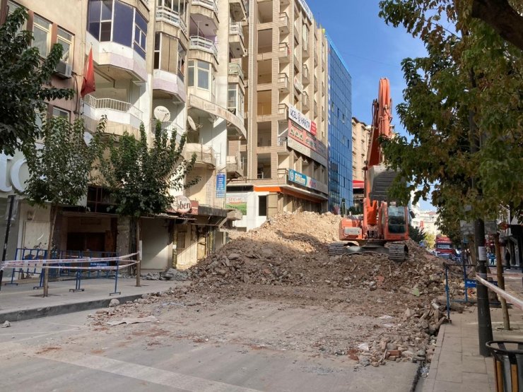 Elazığ’da Gazi Caddesi,yıkım çalışması nedeniyle kısmen kapatıldı