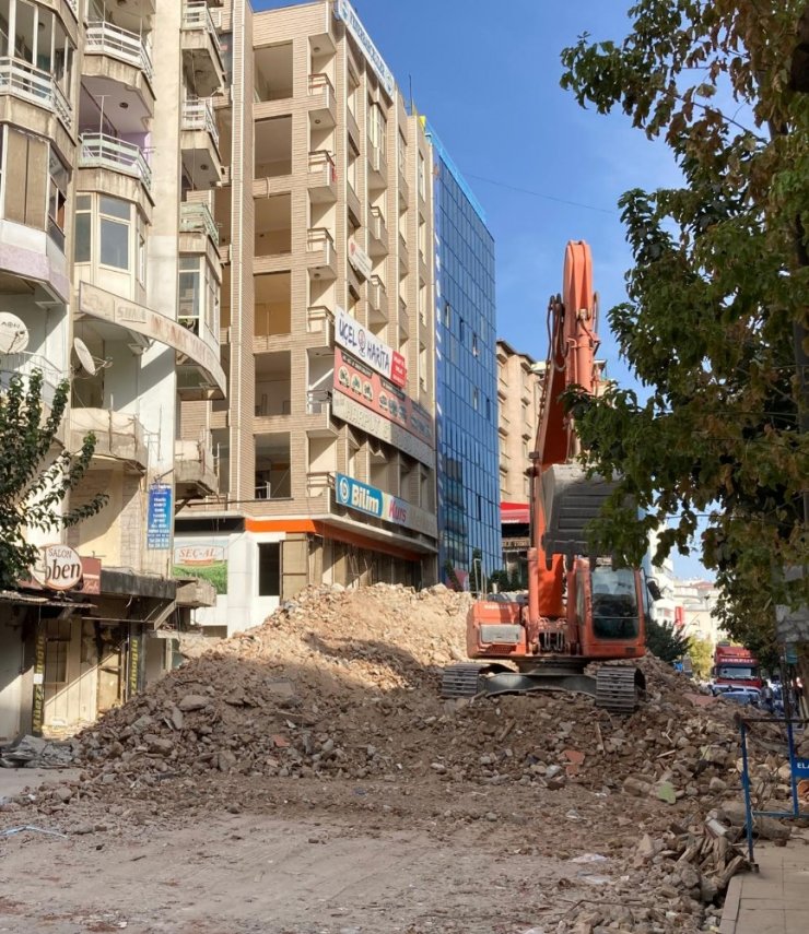 Elazığ’da Gazi Caddesi,yıkım çalışması nedeniyle kısmen kapatıldı