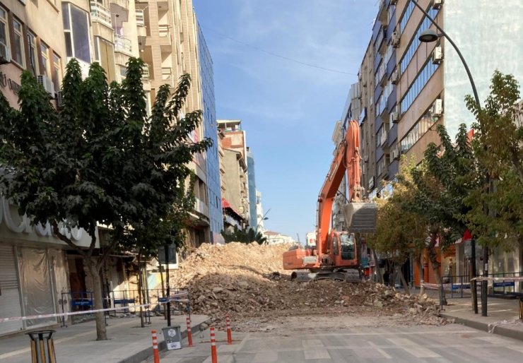 Elazığ’da Gazi Caddesi,yıkım çalışması nedeniyle kısmen kapatıldı