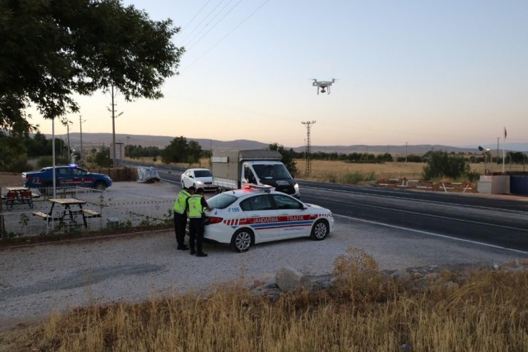 Elazığ’da jandarma, drone destekli uygulamayla vatandaşları uyardı