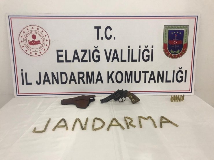 Elazığ’da bir şahıs, 38 kalibrelik tabanca ile yakalandı