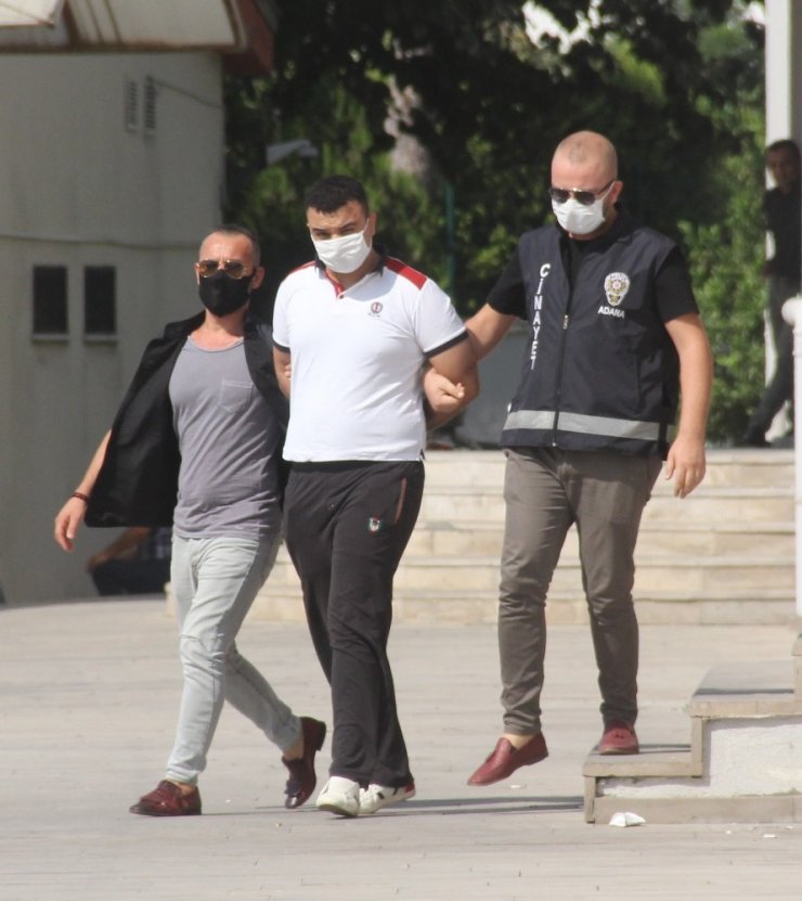 Arkadaşını, sosyal medyada kendisine hakaret ettiği için öldürmüş