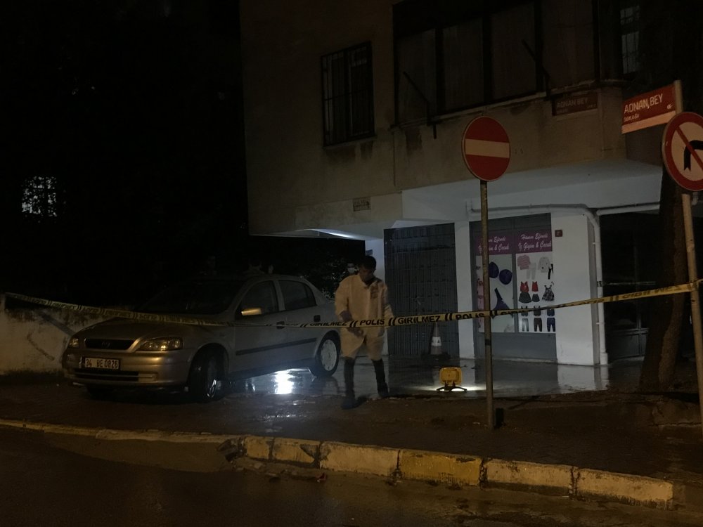 Evinin önünde silahlı saldırıya uğrayan kişi öldü! Eşi sinir krizi geçirdi