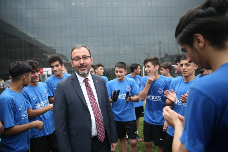 Bakan Kasapoğlu, Güngören’deki spor tesislerinde incelemelerde bulundu