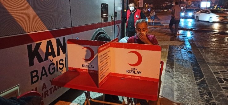 Görme engelli eski milletvekili Ayva, kan bağışı yaparak çağrı yaptı