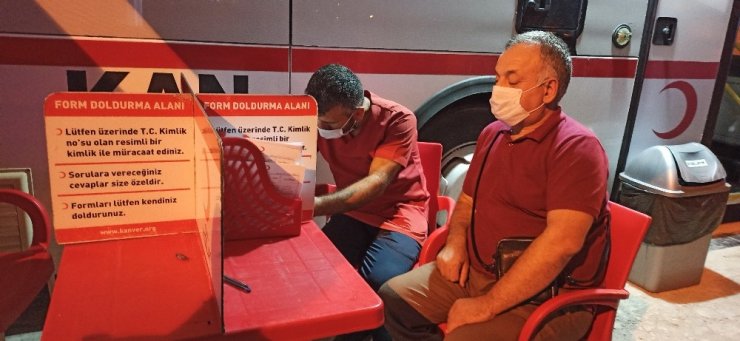 Görme engelli eski milletvekili Ayva, kan bağışı yaparak çağrı yaptı