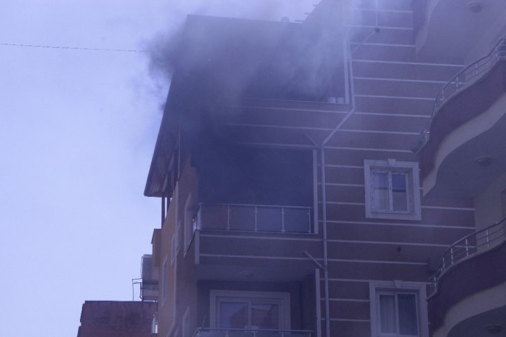 Dumanları gören polis yangını söndürdü