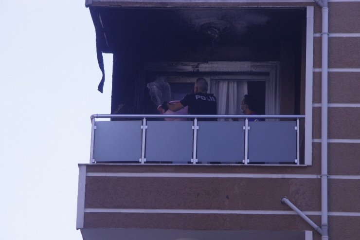 Dumanları gören polis yangını söndürdü