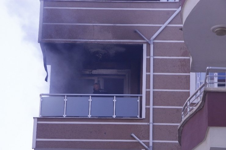 Dumanları gören polis yangını söndürdü