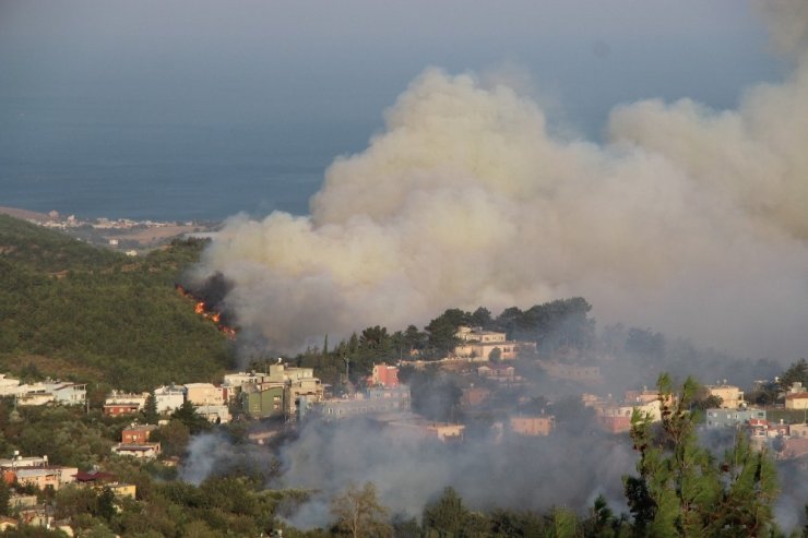 Hatay’da orman yangınlarına havadan ve karadan müdahale sürüyor
