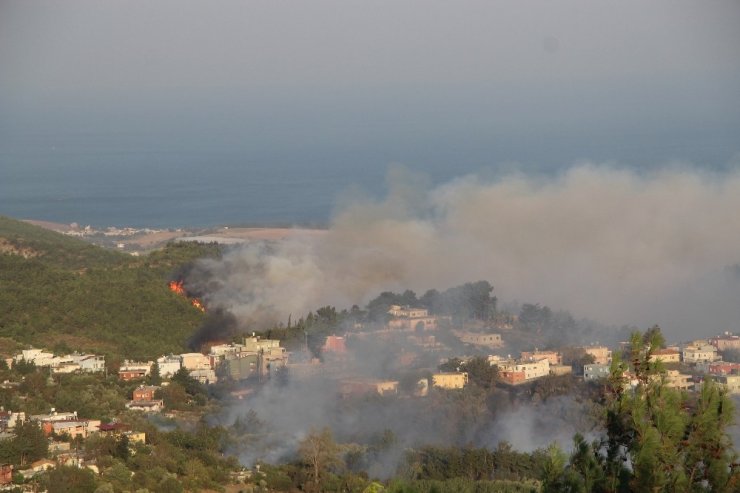 Hatay’da orman yangınlarına havadan ve karadan müdahale sürüyor