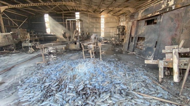 Yerleşim yerlerine de ulaşan yangın, fabrikaları büyük zarara soktu