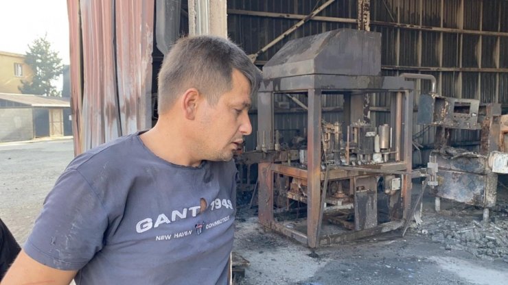 Yerleşim yerlerine de ulaşan yangın, fabrikaları büyük zarara soktu