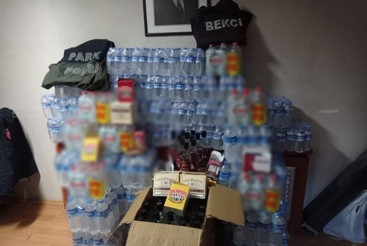 İstanbul’un göbeğindeki depoya şok baskın: 600 litre sahte içki ele geçirildi