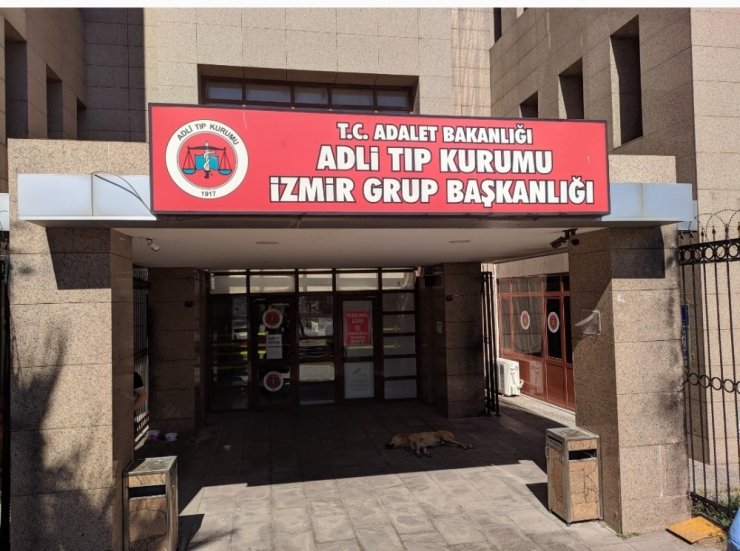 İzmir’de sahte içkiden ölenler için adli tıp önünde hüzünlü bekleyiş