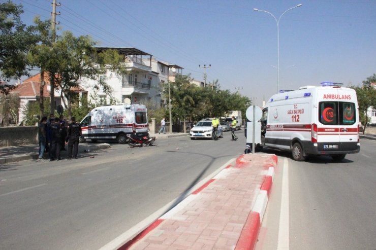 Midibüse çarpan motosikletin yakıt deposu yarıldı: 2 yaralı