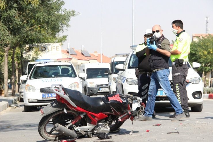 Midibüse çarpan motosikletin yakıt deposu yarıldı: 2 yaralı