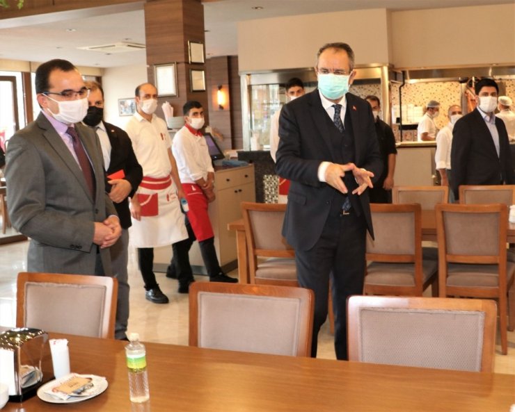 Sultanbeyli’de maske ve mesafe kurallarına uymayan bin 55 kişiye 1 milyon 191 bin lira para cezası kesildi