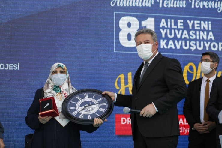 Melikgazi Belediyesi anahtarlık değil, evlerin anahtarlarını teslim etti