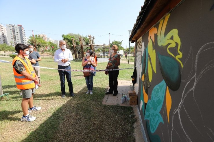 Demokrasi Meydanının duvarları grafiti ile renkleniyor