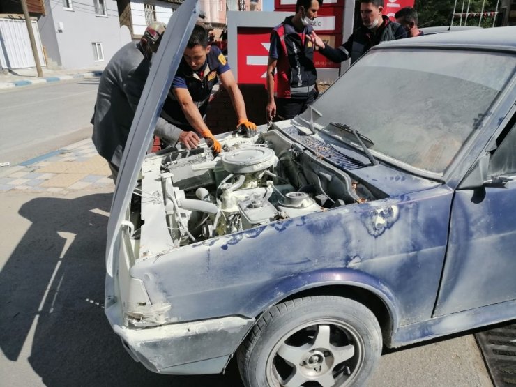 Otomobilde çıkan yangın büyümeden söndürüldü