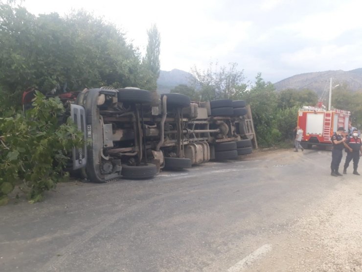 Sebze yüklü kamyonun devrildi, sürücü yaralandı