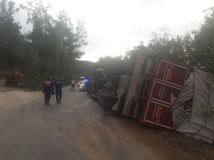 Sebze yüklü kamyonun devrildi, sürücü yaralandı