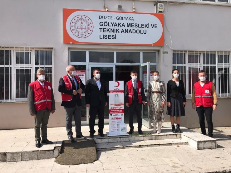Kızılay’dan İlkokul öğrencilerine kırtasiye, liselere dezenfektan