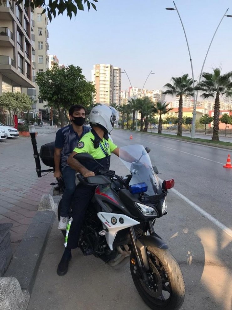 Sınava gireceği kimliğini otobüste unutan gencin yardımına polis yetişti