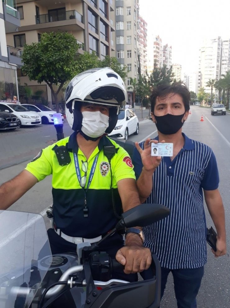 Sınava gireceği kimliğini otobüste unutan gencin yardımına polis yetişti