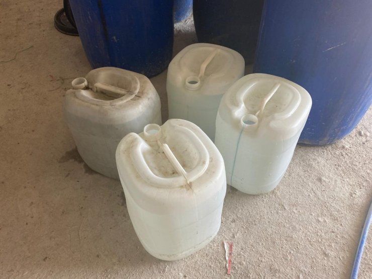 Adana’da 3 bin 220 litre sahte içki ele geçirildi