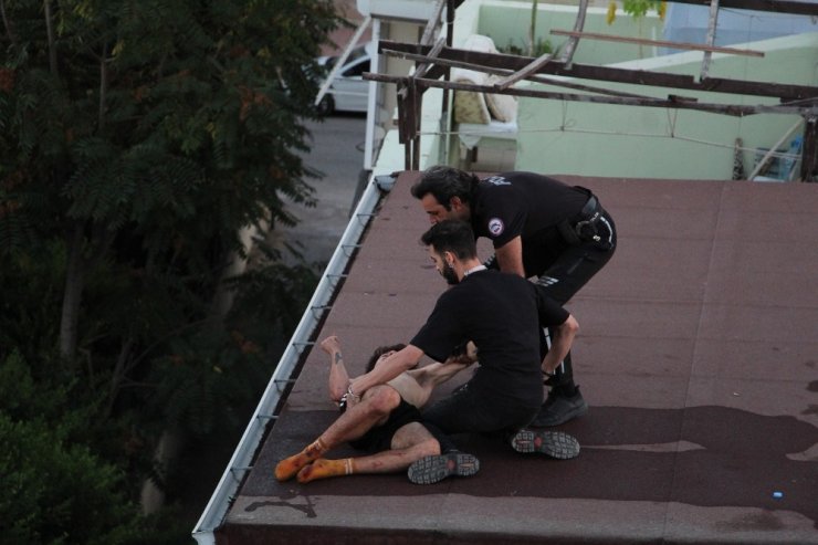 Dört katlı binanın çatısının ucunda sızıp kaldı, yürekleri ağızlara getirdi