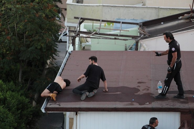 Dört katlı binanın çatısının ucunda sızıp kaldı, yürekleri ağızlara getirdi