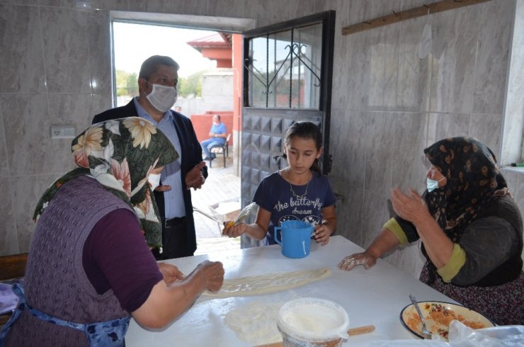 Bünyanlı kadınlar ekmeklerini mahalle fırınında pişiriyor