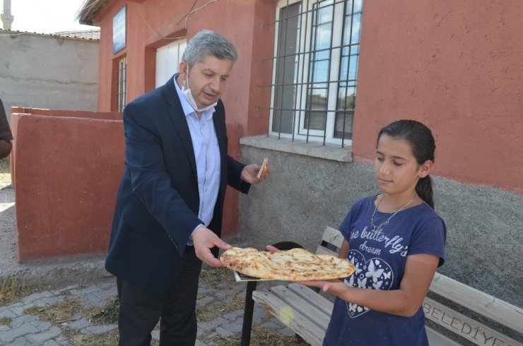 Bünyanlı kadınlar ekmeklerini mahalle fırınında pişiriyor