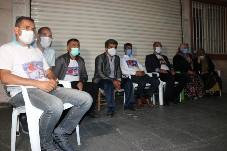 HDP önünde evlat nöbeti tutan aileler, gece nöbetine geçti
