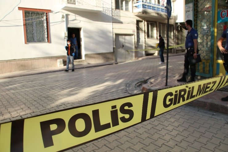 Elazığ’da magandalar sokakta silahla ateş açtı, kurşunlar 2 araca isabet etti