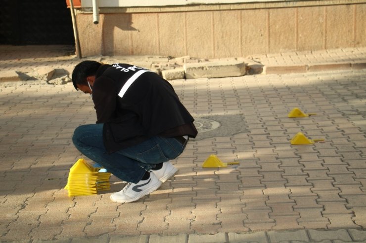 Elazığ’da magandalar sokakta silahla ateş açtı, kurşunlar 2 araca isabet etti