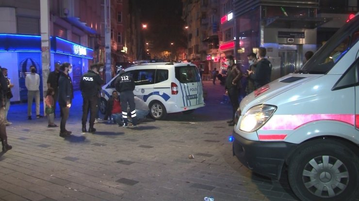 Taksim’de iki yabancı grup arasında bıçaklı kavga:1 yaralı