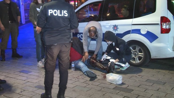 Taksim’de iki yabancı grup arasında bıçaklı kavga:1 yaralı