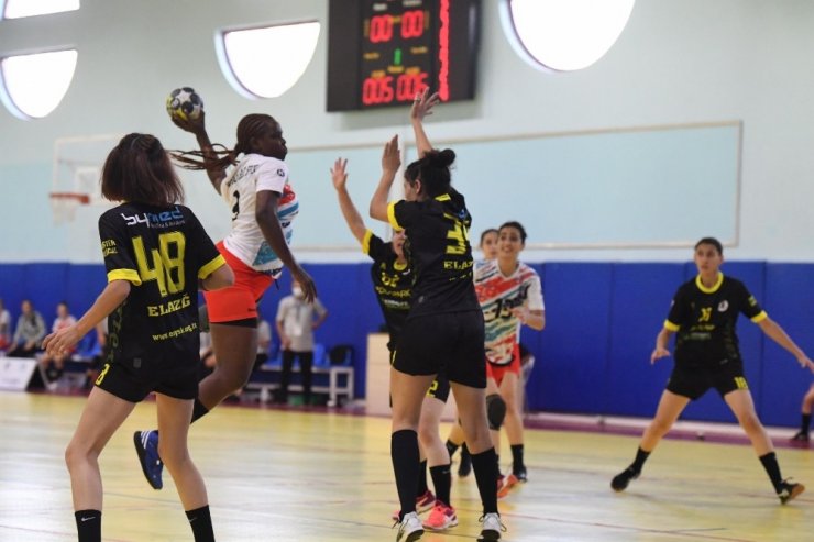 Konyaaltı’nın Mavi Kelebekleri, kendi sahasında kazandı