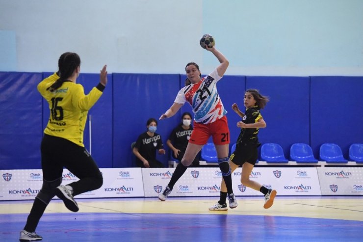 Konyaaltı’nın Mavi Kelebekleri, kendi sahasında kazandı