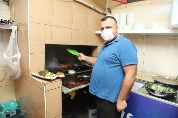 Karantinadaki ailelere kebap ikramı