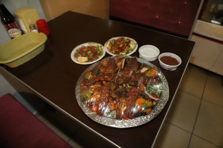 Karantinadaki ailelere kebap ikramı