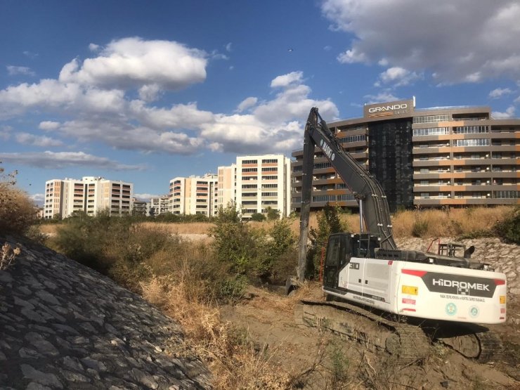 Karaçay Deresi temizlendi, taşkın yaşanmadı