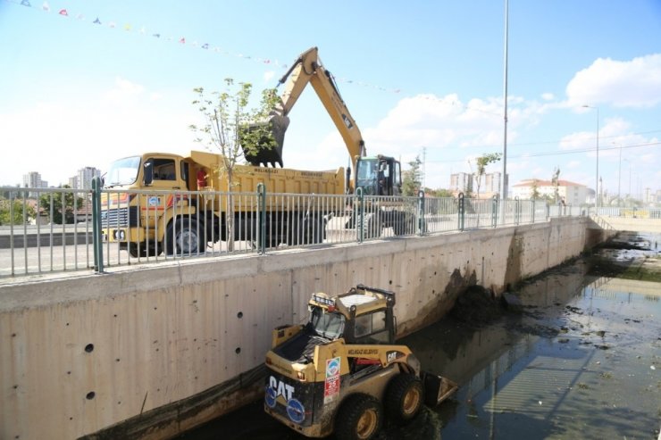 Yağışlara karşı Melikgazi genelinde yağmur suyu kanalları temizleniyor