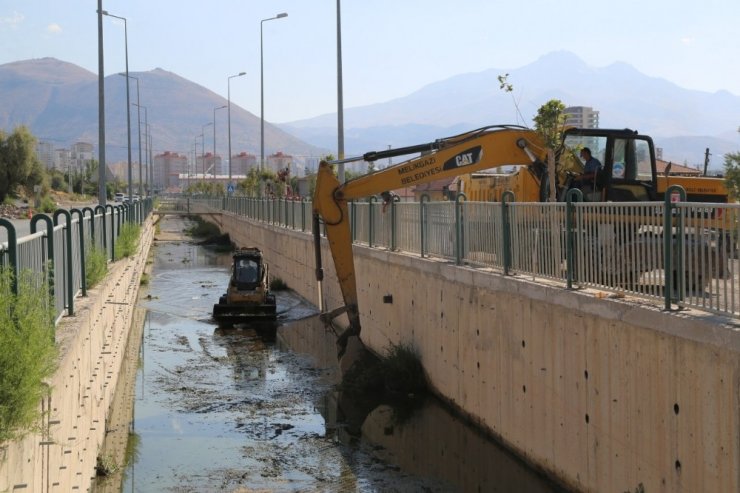 Yağışlara karşı Melikgazi genelinde yağmur suyu kanalları temizleniyor