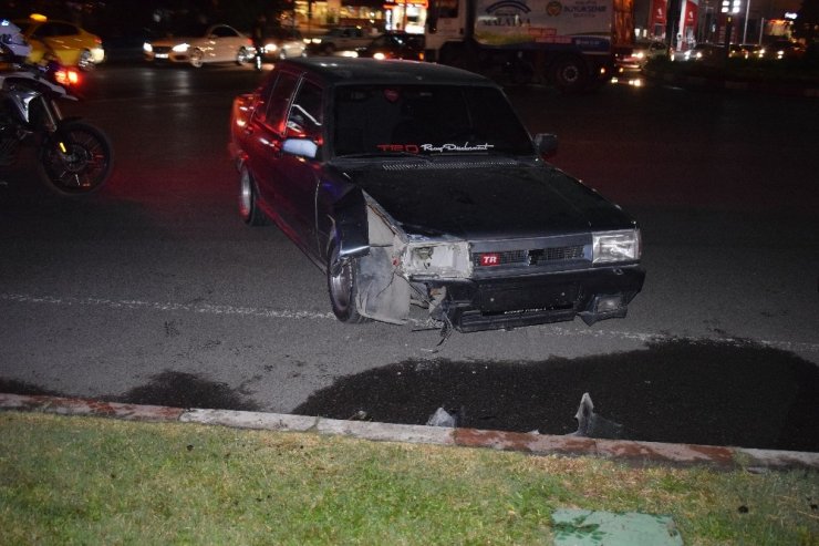 Otomobille çarpışan motosiklet hurdaya döndü: 1 yaralı