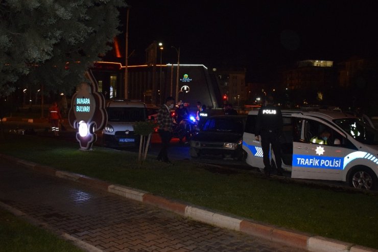 Otomobille çarpışan motosiklet hurdaya döndü: 1 yaralı